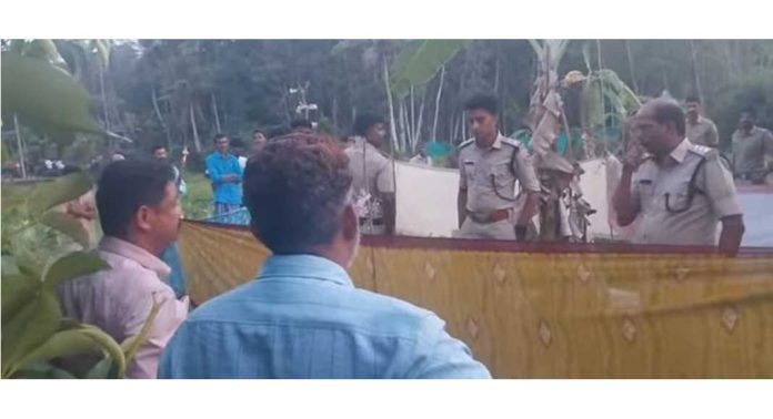 കോന്നി പൂവൻപാറയിൽ ഭിന്നശേഷിക്കാരിയായ പതിനേഴുകാരിയെ വയലിൽ മരിച്ച നിലയിൽ കണ്ടെത്തി കോന്നി പൂവൻപാറയിൽ ഭിന്നശേഷിക്കാരിയായ പതിനേഴുകാരിയെ വയലിൽ മരിച്ച നിലയിൽ കണ്ടെത്തി