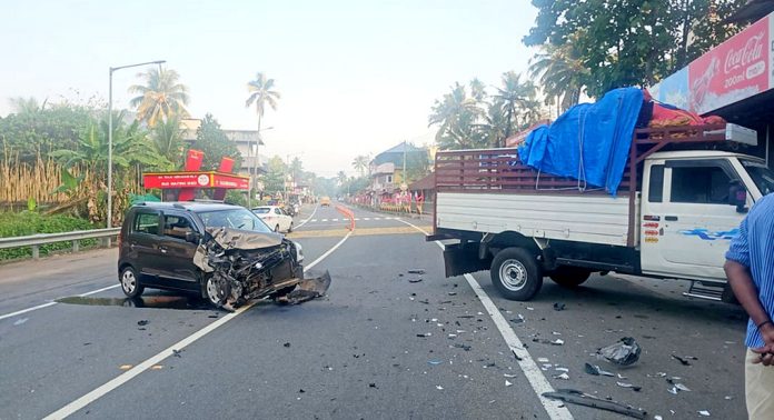 ഉതിമൂട്ടിൽ പിക്കപ്പ് വാൻ കാറുമായി കൂട്ടിയിടിച്ചു ; കാറിന്റെ മുൻഭാഗം പൂർണ്ണമായും തകർന്നു – യാത്രക്കാര്ക്ക് ചെറിയ പരിക്കുകള് ഉതിമൂട്ടിൽ പിക്കപ്പ് വാൻ കാറുമായി കൂട്ടിയിടിച്ചു ; കാറിന്റെ മുൻഭാഗം പൂർണ്ണമായും തകർന്നു – യാത്രക്കാര്ക്ക് ചെറിയ പരിക്കുകള്
