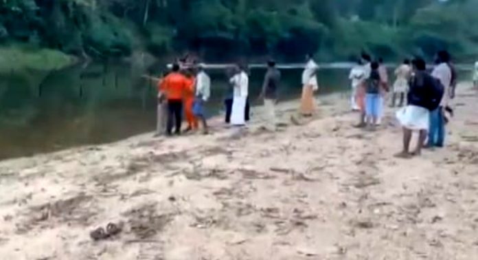 ഒഴുക്കില്പ്പെട്ടത് മൈലപ്ര സ്കൂളിലെ പ്ലസ് ടു വിദ്യാർത്ഥികള് ; വെളിച്ചക്കുറവും നദിയിലെ അടിയൊഴുക്കും തിരച്ചിലിന് വെല്ലുവിളി ഒഴുക്കില്പ്പെട്ടത് മൈലപ്ര സ്കൂളിലെ പ്ലസ് ടു വിദ്യാർത്ഥികള് ; വെളിച്ചക്കുറവും നദിയിലെ അടിയൊഴുക്കും തിരച്ചിലിന് വെല്ലുവിളി