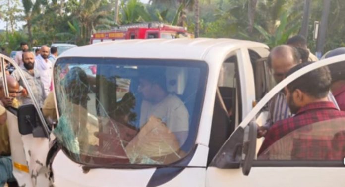 ഇലന്തൂര് വലിയവട്ടത്ത് വാഹനം മതിലില് ഇടിച്ച് ഡ്രൈവര്ക്ക് പരിക്ക് ഇലന്തൂര് വലിയവട്ടത്ത് വാഹനം മതിലില് ഇടിച്ച് ഡ്രൈവര്ക്ക് പരിക്ക്