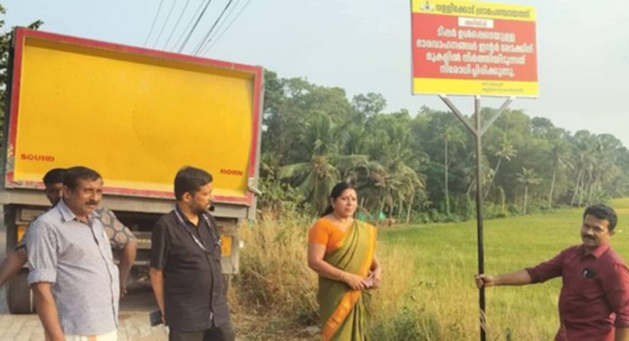 വള്ളിക്കോട് നാല് മണിക്കാറ്റ് പദ്ധതി പ്രദേശത്ത് ടിപ്പര് ലോറികളുടെ പാര്ക്കിംഗ് നിരോധിച്ചു വള്ളിക്കോട് നാല് മണിക്കാറ്റ് പദ്ധതി പ്രദേശത്ത് ടിപ്പര് ലോറികളുടെ പാര്ക്കിംഗ് നിരോധിച്ചു