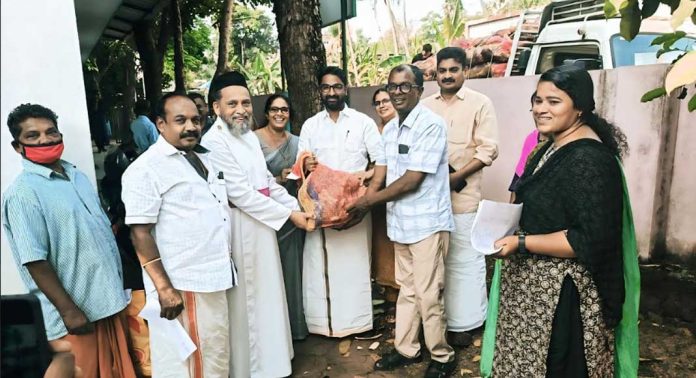കിഴങ്ങുവിള കിറ്റിന്റെ വിതരണ ഉദ്ഘാടനം നടന്നു കിഴങ്ങുവിള കിറ്റിന്റെ വിതരണ ഉദ്ഘാടനം നടന്നു