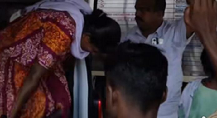 വെച്ചൂച്ചിറയില് തൊഴിലുറപ്പ് തൊഴിലാളികള്ക്ക് പെരുംതേനീച്ചയുടെ കുത്തേറ്റു : 15പേര്ക്ക് പരിക്ക് വെച്ചൂച്ചിറയില് തൊഴിലുറപ്പ് തൊഴിലാളികള്ക്ക് പെരുംതേനീച്ചയുടെ കുത്തേറ്റു : 15പേര്ക്ക് പരിക്ക്
