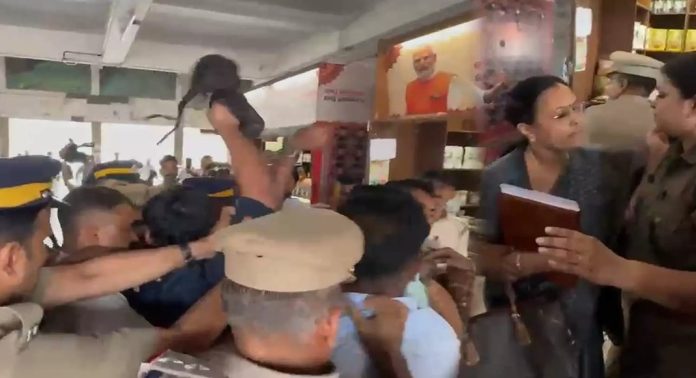 മന്ത്രി വീണാ ജോർജിനെതിരെ കരിങ്കൊടി കാണിച്ച കെഎസ്യു പ്രവർത്തകർ ആയുധം ഉപയോഗിച്ചതിന് തെളിവില്ലെന്ന് കോടതി മന്ത്രി വീണാ ജോർജിനെതിരെ കരിങ്കൊടി കാണിച്ച കെഎസ്യു പ്രവർത്തകർ ആയുധം ഉപയോഗിച്ചതിന് തെളിവില്ലെന്ന് കോടതി