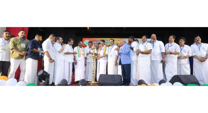 ലോകം കണ്ട ഏറ്റവും വലിയ കൊള്ള നടന്നത് ശബരിമലയിൽ – അഡ്വ. പഴകുളം മധു ലോകം കണ്ട ഏറ്റവും വലിയ കൊള്ള നടന്നത് ശബരിമലയിൽ – അഡ്വ. പഴകുളം മധു