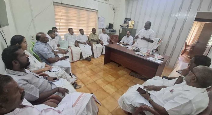 അടൂർ പ്രകാശിനും ആന്റോ ആന്റണിക്കുമെതിരായ വ്യാജ പ്രചരണം സി.പി.എം നേതാക്കളുടെ ശബരിമല കൊള്ള മറയ്ക്കാൻ ; കോൺഗ്രസ് ബ്ലോക്ക് പ്രസിഡന്റുമാരുടെ യോഗം അടൂർ പ്രകാശിനും ആന്റോ ആന്റണിക്കുമെതിരായ വ്യാജ പ്രചരണം സി.പി.എം നേതാക്കളുടെ ശബരിമല കൊള്ള മറയ്ക്കാൻ ; കോൺഗ്രസ് ബ്ലോക്ക് പ്രസിഡന്റുമാരുടെ യോഗം