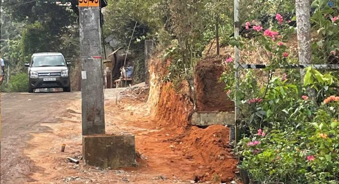 ഇട്ടിയപ്പാറ-ബംഗ്ലാംകടവ് റോഡ് പുനരുദ്ധാരണം : നടുറോഡിൽ വൈദ്യുതി തൂണുകൾ ; അധികൃതരുടെ ‘മെല്ലപ്പോക്കിനെതിരെ’ പ്രതിഷേധം ഇട്ടിയപ്പാറ-ബംഗ്ലാംകടവ് റോഡ് പുനരുദ്ധാരണം : നടുറോഡിൽ വൈദ്യുതി തൂണുകൾ ; അധികൃതരുടെ ‘മെല്ലപ്പോക്കിനെതിരെ’ പ്രതിഷേധം