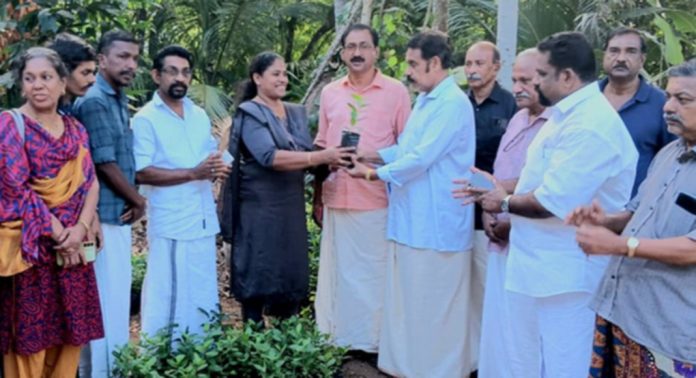 വാര്യാപുരം വൈ.എം.എ സൗജന്യ ഫല വൃക്ഷതൈകള് വിതരണം ചെയ്തു വാര്യാപുരം വൈ.എം.എ സൗജന്യ ഫല വൃക്ഷതൈകള് വിതരണം ചെയ്തു