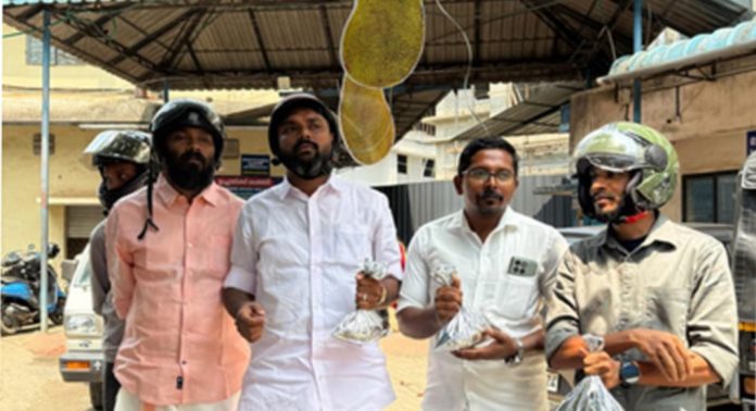 പത്തനംതിട്ട ജനറല് ആശുപത്രിയില് രോഗിയുടെ തലയില് ചക്ക വീണ സംഭവത്തില് പ്രതിഷേധ സമരവുമായി യൂത്ത് കോണ്ഗ്രസ് പത്തനംതിട്ട ജനറല് ആശുപത്രിയില് രോഗിയുടെ തലയില് ചക്ക വീണ സംഭവത്തില് പ്രതിഷേധ സമരവുമായി യൂത്ത് കോണ്ഗ്രസ്