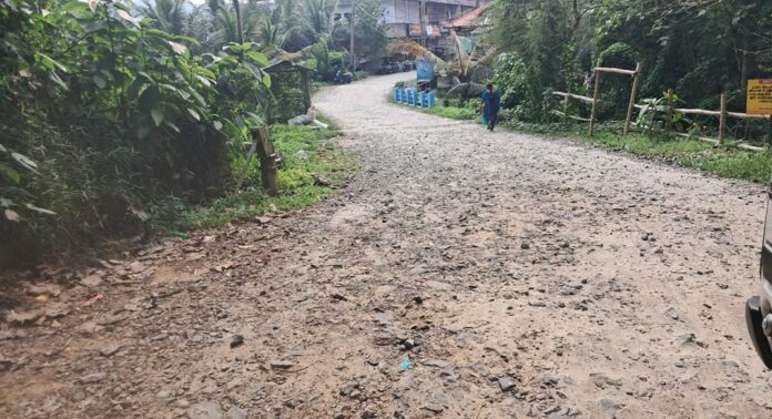 അത്തിക്കയം കൊച്ചുപാലവും റോഡും നാട്ടുകാർ സ്വന്തം നിലയിൽ പണമെടുത്ത് സംരക്ഷിച്ചിട്ടും അവഗണന തുടരുന്നു അത്തിക്കയം കൊച്ചുപാലവും റോഡും നാട്ടുകാർ സ്വന്തം നിലയിൽ പണമെടുത്ത് സംരക്ഷിച്ചിട്ടും അവഗണന തുടരുന്നു