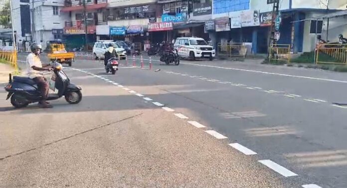 ഇരുചക്ര വാഹനത്തിന്റെ പിന്നില് ബൊലോറോ ജീപ്പിടിച്ച് യുവതിക്ക് പരിക്കേറ്റു ഇരുചക്ര വാഹനത്തിന്റെ പിന്നില് ബൊലോറോ ജീപ്പിടിച്ച് യുവതിക്ക് പരിക്കേറ്റു
