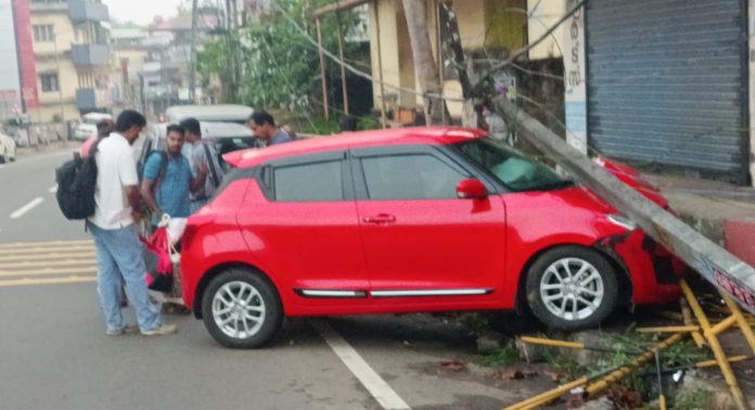 ഡ്രൈവര് ഉറങ്ങിപ്പോയി ; റാന്നിയിൽ കാറപകടം ഡ്രൈവര് ഉറങ്ങിപ്പോയി ; റാന്നിയിൽ കാറപകടം