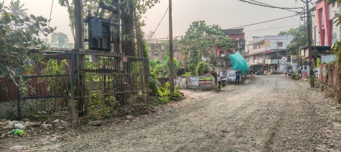 ഇട്ടിയപ്പാറ – ബംഗ്ലാംകടവ് റോഡ് നിർമ്മാണം : പാതയോരത്തെ വൈദ്യുതി തൂണുകളും ട്രാൻസ്ഫോർമറും ഭീഷണിയാകുന്നു ഇട്ടിയപ്പാറ – ബംഗ്ലാംകടവ് റോഡ് നിർമ്മാണം : പാതയോരത്തെ വൈദ്യുതി തൂണുകളും ട്രാൻസ്ഫോർമറും ഭീഷണിയാകുന്നു