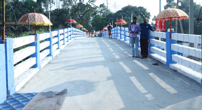 തുമ്പമണ് താഴം – മണ്ണാകടവ് പാലം മന്ത്രി നാടിന് സമര്പ്പിച്ചു തുമ്പമണ് താഴം – മണ്ണാകടവ് പാലം മന്ത്രി നാടിന് സമര്പ്പിച്ചു