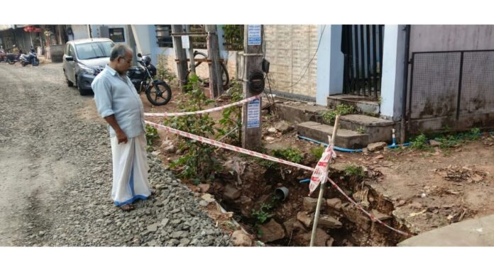 യാത്രക്കാർക്ക് കെണിയായി പഴവങ്ങാടി വില്ലേജ് ഓഫീസിന് മുന്നിലെ വൻകുഴി ; പ്രതിഷേധം ശക്തം യാത്രക്കാർക്ക് കെണിയായി പഴവങ്ങാടി വില്ലേജ് ഓഫീസിന് മുന്നിലെ വൻകുഴി ; പ്രതിഷേധം ശക്തം