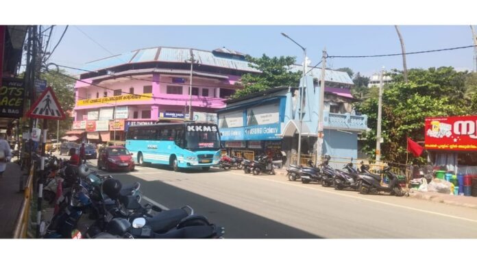 പോലീസും ഹോം ഗാര്ഡുമില്ല : ഇട്ടിയപ്പാറയില് ബസ് നിര്ത്തുന്നത് സീബ്രാ ലൈനില് പോലീസും ഹോം ഗാര്ഡുമില്ല : ഇട്ടിയപ്പാറയില് ബസ് നിര്ത്തുന്നത് സീബ്രാ ലൈനില്