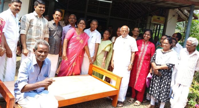 വയോജനങ്ങൾക്കായി നാറാണംമൂഴി ഗ്രാമപഞ്ചായത്ത് കട്ടിലുകൾ വിതരണം ചെയ്തു വയോജനങ്ങൾക്കായി നാറാണംമൂഴി ഗ്രാമപഞ്ചായത്ത് കട്ടിലുകൾ വിതരണം ചെയ്തു