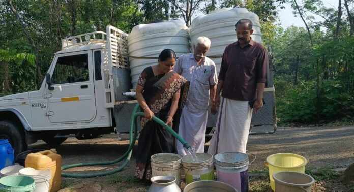 വേനൽക്കാല ജലക്ഷാമത്തിന് ആശ്വാസം ; പാറക്കൽ ഉന്നതിയിൽ കുടിവെള്ള വിതരണത്തിന് തുടക്കം വേനൽക്കാല ജലക്ഷാമത്തിന് ആശ്വാസം ; പാറക്കൽ ഉന്നതിയിൽ കുടിവെള്ള വിതരണത്തിന് തുടക്കം