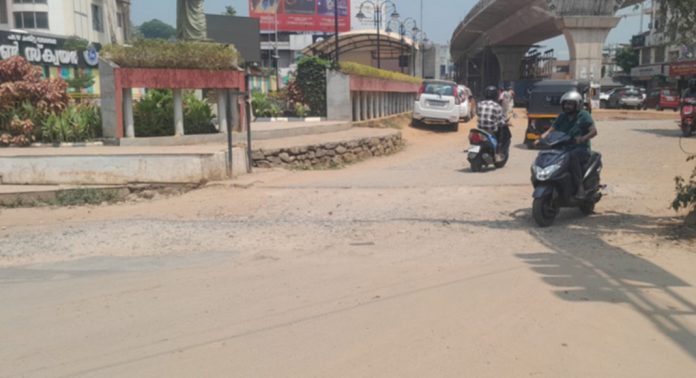 അബാന് ജംഗ്ഷനില് റോഡ് കുഴിയായി ; മെറ്റല് കൊണ്ട് കുഴി നികത്തുവാനുള്ള ശ്രമവും പരാജയപ്പെട്ടു അബാന് ജംഗ്ഷനില് റോഡ് കുഴിയായി ; മെറ്റല് കൊണ്ട് കുഴി നികത്തുവാനുള്ള ശ്രമവും പരാജയപ്പെട്ടു