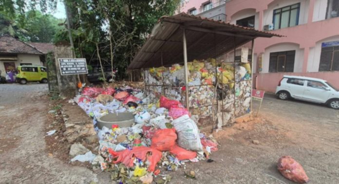 മാലിന്യ മുക്ത നഗര സഭയായ അടൂരില് മാലിന്യ കൂമ്പാരം – നാണംകെട്ട് ഭരണകര്ത്താക്കള് മാലിന്യ മുക്ത നഗര സഭയായ അടൂരില് മാലിന്യ കൂമ്പാരം – നാണംകെട്ട് ഭരണകര്ത്താക്കള്
