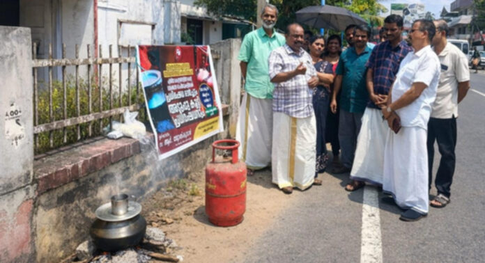 വ്യാപാരി വ്യവസായി സമിതി പന്തളം ഏരിയ കമ്മിറ്റിയുടെ നേത്രുത്വത്തില് വിറകടുപ്പ് കൂട്ടി പ്രതിഷേധം വ്യാപാരി വ്യവസായി സമിതി പന്തളം ഏരിയ കമ്മിറ്റിയുടെ നേത്രുത്വത്തില് വിറകടുപ്പ് കൂട്ടി പ്രതിഷേധം