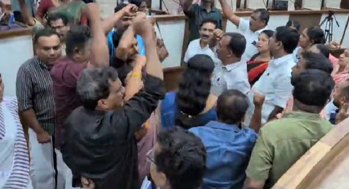 ആലപ്പുഴ നഗരസഭയിൽ ബജറ്റ് അവതരിപ്പിച്ച ശേഷം ചെയർപേഴ്സനെ തടഞ്ഞു ആലപ്പുഴ നഗരസഭയിൽ ബജറ്റ് അവതരിപ്പിച്ച ശേഷം ചെയർപേഴ്സനെ തടഞ്ഞു