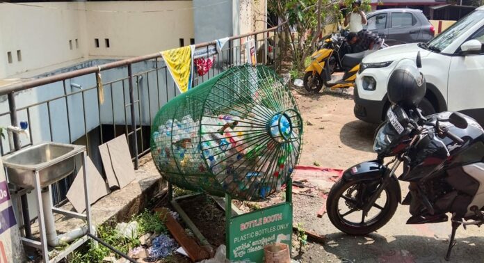 റാന്നി മിനി സിവില് സ്റ്റേഷന് മുന്നില് മാലിന്യക്കൂമ്പാരം ; ബോട്ടില് ബൂത്ത് നിറഞ്ഞിട്ടും നടപടിയില്ല റാന്നി മിനി സിവില് സ്റ്റേഷന് മുന്നില് മാലിന്യക്കൂമ്പാരം ; ബോട്ടില് ബൂത്ത് നിറഞ്ഞിട്ടും നടപടിയില്ല