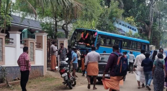 നിയന്ത്രണം വിട്ട സ്വകാര്യ ബസ് വീടിന്റെ മതിലില് ഇടിച്ചു കയറി നിയന്ത്രണം വിട്ട സ്വകാര്യ ബസ് വീടിന്റെ മതിലില് ഇടിച്ചു കയറി