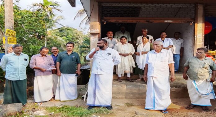വെൺകുറിഞ്ഞി സർവീസ് സഹകരണ ബാങ്കിന്റെ വെച്ചൂച്ചിറ ബ്രാഞ്ച് നിക്ഷേപകരുടെ നേതൃത്വത്തിൽ ഉപരോധിച്ചു വെൺകുറിഞ്ഞി സർവീസ് സഹകരണ ബാങ്കിന്റെ വെച്ചൂച്ചിറ ബ്രാഞ്ച് നിക്ഷേപകരുടെ നേതൃത്വത്തിൽ ഉപരോധിച്ചു
