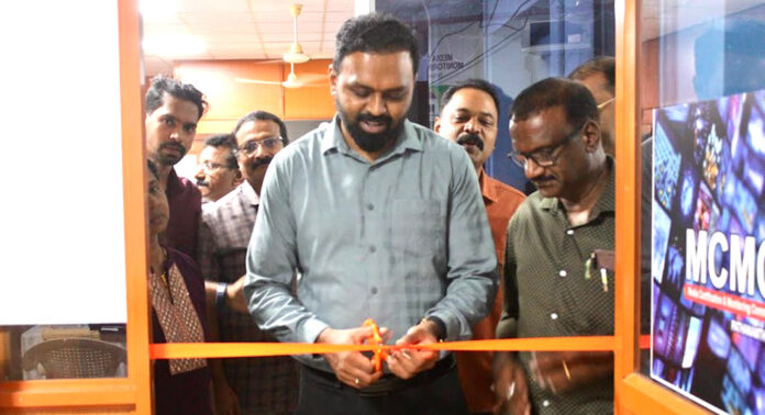 നിയമസഭ തിരഞ്ഞെടുപ്പ് : മീഡിയ സര്ട്ടിഫിക്കേഷന് ആന്ഡ് മോണിറ്ററിങ് കമ്മിറ്റി (എം.സി.എം.സി) സെല് ഉദ്ഘാടനം ചെയ്തു നിയമസഭ തിരഞ്ഞെടുപ്പ് : മീഡിയ സര്ട്ടിഫിക്കേഷന് ആന്ഡ് മോണിറ്ററിങ് കമ്മിറ്റി (എം.സി.എം.സി) സെല് ഉദ്ഘാടനം ചെയ്തു