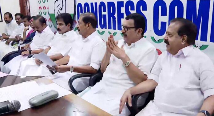 ഹൈക്കമാന്ഡ് കര്ശനമായി വിലക്കിയിട്ടും സംസ്ഥാന കോണ്ഗ്രസില് മുഖ്യമന്ത്രി കസേരക്കായുള്ള ചരടവുവലി ശക്തം ഹൈക്കമാന്ഡ് കര്ശനമായി വിലക്കിയിട്ടും സംസ്ഥാന കോണ്ഗ്രസില് മുഖ്യമന്ത്രി കസേരക്കായുള്ള ചരടവുവലി ശക്തം