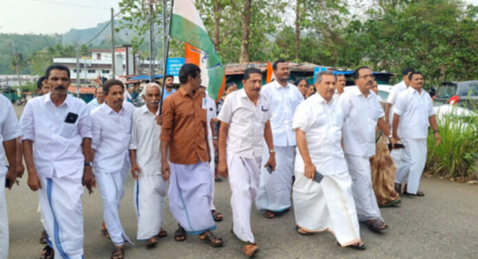 പ്രതിഷേധം ആളിക്കത്തുന്നു : കോന്നി മെഡിക്കല് കോളേജിലേക്ക് കോണ്ഗ്രസ് പ്രതിഷേധ മാര്ച്ച് നടത്തി പ്രതിഷേധം ആളിക്കത്തുന്നു : കോന്നി മെഡിക്കല് കോളേജിലേക്ക് കോണ്ഗ്രസ് പ്രതിഷേധ മാര്ച്ച് നടത്തി