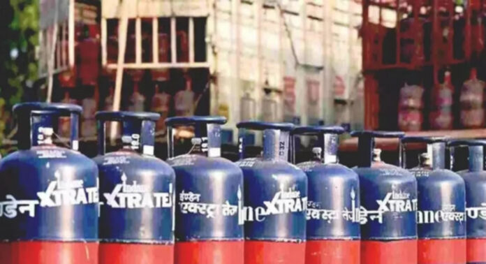പത്തനംതിട്ടയിലെ ഹോട്ടലുകള് അടച്ചുപൂട്ടലിലേക്ക് – സ്റ്റോക്കുള്ളത് രണ്ടുദിവസം പ്രവര്ത്തിക്കുവാനുള്ള പാചകവാതകം മാത്രം പത്തനംതിട്ടയിലെ ഹോട്ടലുകള് അടച്ചുപൂട്ടലിലേക്ക് – സ്റ്റോക്കുള്ളത് രണ്ടുദിവസം പ്രവര്ത്തിക്കുവാനുള്ള പാചകവാതകം മാത്രം
