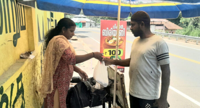 ഹോട്ടലുകളെ പ്രതിസന്ധിയിലാക്കിയത് “വീട്ടില് ഊണ് ” – ഇപ്പോള് താരം പാതവക്കിലെ ഇലപ്പൊതികള് ഹോട്ടലുകളെ പ്രതിസന്ധിയിലാക്കിയത് “വീട്ടില് ഊണ് ” – ഇപ്പോള് താരം പാതവക്കിലെ ഇലപ്പൊതികള്