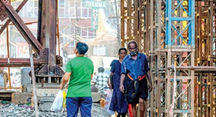 നിര്മ്മാണം നടക്കുന്ന അബാന് മേല്പാലത്തിന്റെ തൂണുകള്ക്ക് അടിയിലൂടെ കാല്നട യാത്രക്കാരുടെ അപകടയാത്ര നിര്മ്മാണം നടക്കുന്ന അബാന് മേല്പാലത്തിന്റെ തൂണുകള്ക്ക് അടിയിലൂടെ കാല്നട യാത്രക്കാരുടെ അപകടയാത്ര