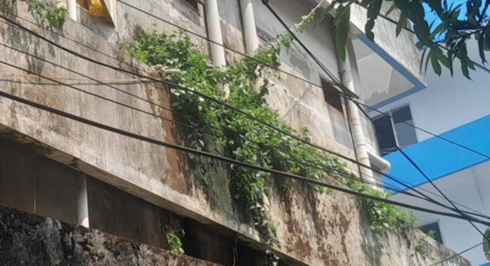 പത്തനംതിട്ട ജനറല് ആശുപത്രിയിലെ ബി ആന്ഡ് സി ബ്ലോക്കിലെ ശുചിമുറിയുടെ പൈപ്പുകള് പൊട്ടിയൊഴുകുന്നു പത്തനംതിട്ട ജനറല് ആശുപത്രിയിലെ ബി ആന്ഡ് സി ബ്ലോക്കിലെ ശുചിമുറിയുടെ പൈപ്പുകള് പൊട്ടിയൊഴുകുന്നു