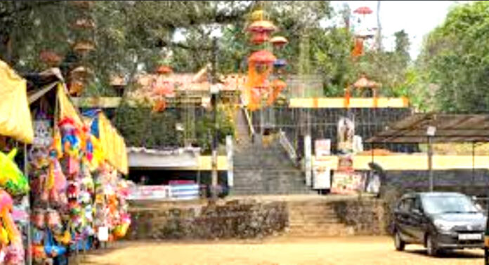 വെട്ടൂർ ആയിരവില്ലൻ ക്ഷേത്രത്തിൽ കെട്ടുകാഴ്ച്ച ഏപ്രിൽ 1ന് വൈകിട്ട് 3ന് : കരക്കുതിരയുടെ നിർമ്മാണം ആരംഭിച്ചു വെട്ടൂർ ആയിരവില്ലൻ ക്ഷേത്രത്തിൽ കെട്ടുകാഴ്ച്ച ഏപ്രിൽ 1ന് വൈകിട്ട് 3ന് : കരക്കുതിരയുടെ നിർമ്മാണം ആരംഭിച്ചു
