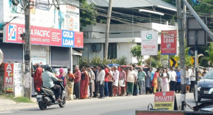 പാചകവാതക ക്ഷാമം : പത്തനംതിട്ടയില് ഗ്യാസ് ഏജന്സികള്ക്ക് മുന്നില് വന്തിരക്ക് പാചകവാതക ക്ഷാമം : പത്തനംതിട്ടയില് ഗ്യാസ് ഏജന്സികള്ക്ക് മുന്നില് വന്തിരക്ക്