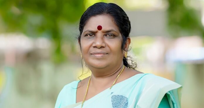 ചടയമംഗലത്ത് ചിഞ്ചുറാണിക്ക് മുന്നിൽ നാട്ടുകാരുടെ പ്രതിഷേധം ചടയമംഗലത്ത് ചിഞ്ചുറാണിക്ക് മുന്നിൽ നാട്ടുകാരുടെ പ്രതിഷേധം