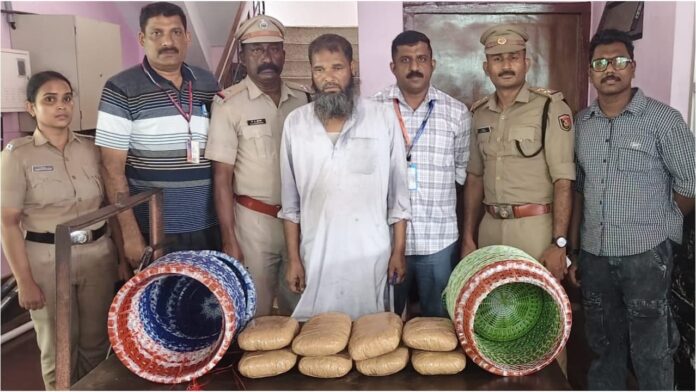 ആലുവ റെയിൽവെ സ്റ്റേഷനിൽ നിന്ന് എട്ട് കിലോ കഞ്ചാവുമായി ഇതര സംസ്ഥാന തൊഴിലാളി പിടിയിൽ ആലുവ റെയിൽവെ സ്റ്റേഷനിൽ നിന്ന് എട്ട് കിലോ കഞ്ചാവുമായി ഇതര സംസ്ഥാന തൊഴിലാളി പിടിയിൽ