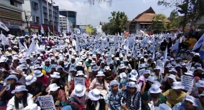ആശുപത്രി സേവനങ്ങള് മുടങ്ങരുത് ; നഴ്സുമാരുടെ സമരത്തിൽ ഇടപെട്ട് ഹൈക്കോടതി ആശുപത്രി സേവനങ്ങള് മുടങ്ങരുത് ; നഴ്സുമാരുടെ സമരത്തിൽ ഇടപെട്ട് ഹൈക്കോടതി