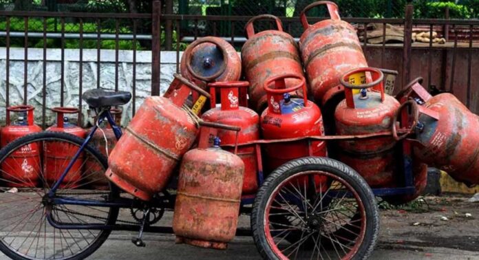 സിലിണ്ടർ ക്ഷാമം: ഡൽഹി ഹൈക്കോടതി അഭിഭാഷക കാന്റീനിൽ മെയിൻ കോഴ്സ് നിർത്തി സിലിണ്ടർ ക്ഷാമം: ഡൽഹി ഹൈക്കോടതി അഭിഭാഷക കാന്റീനിൽ മെയിൻ കോഴ്സ് നിർത്തി