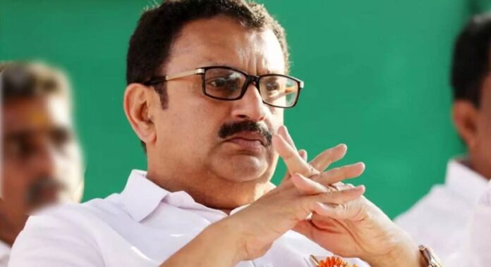 കെ കരുണാകരന്റെ സ്മൃതീ മണ്ഡപത്തിൽ പുഷ്പാർച്ചന നടത്തി കെ മുരളീധരൻ കെ കരുണാകരന്റെ സ്മൃതീ മണ്ഡപത്തിൽ പുഷ്പാർച്ചന നടത്തി കെ മുരളീധരൻ