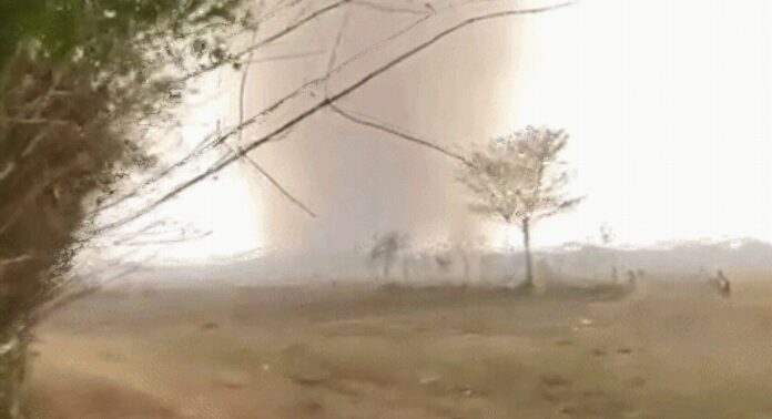 ഒഡീഷയിൽ വീശിയടിച്ച ചുഴലിക്കാറ്റിൽ രണ്ട് മരണം ; പത്ത് പേർക്ക് ഒഡീഷയിൽ വീശിയടിച്ച ചുഴലിക്കാറ്റിൽ രണ്ട് മരണം ; പത്ത് പേർക്ക്