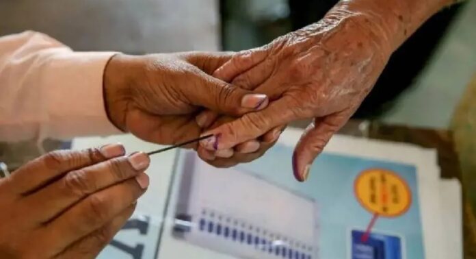പത്തനംതിട്ട ജില്ലയില് 9.77 ലക്ഷം വോട്ടര്മാര് : ഏറ്റവും കൂടുതല് വോട്ടര്മാരുള്ളത് ആറന്മുള മണ്ഡലത്തില് പത്തനംതിട്ട ജില്ലയില് 9.77 ലക്ഷം വോട്ടര്മാര് : ഏറ്റവും കൂടുതല് വോട്ടര്മാരുള്ളത് ആറന്മുള മണ്ഡലത്തില്