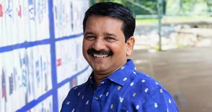 വി.എസിന്റെ പിഎ ആയിരുന്ന എ സുരേഷ് നാളെ കോണ്ഗ്രസില് ചേരും വി.എസിന്റെ പിഎ ആയിരുന്ന എ സുരേഷ് നാളെ കോണ്ഗ്രസില് ചേരും
