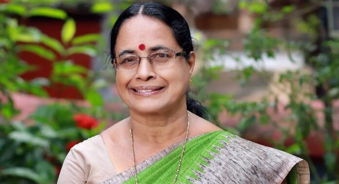 അരിവാൾ… സോറി കൈപ്പത്തി ; വോട്ടഭ്യര്ത്ഥനയ്ക്കിടെ ഐഷ പോറ്റിക്ക് നാക്കുപിഴ അരിവാൾ… സോറി കൈപ്പത്തി ; വോട്ടഭ്യര്ത്ഥനയ്ക്കിടെ ഐഷ പോറ്റിക്ക് നാക്കുപിഴ