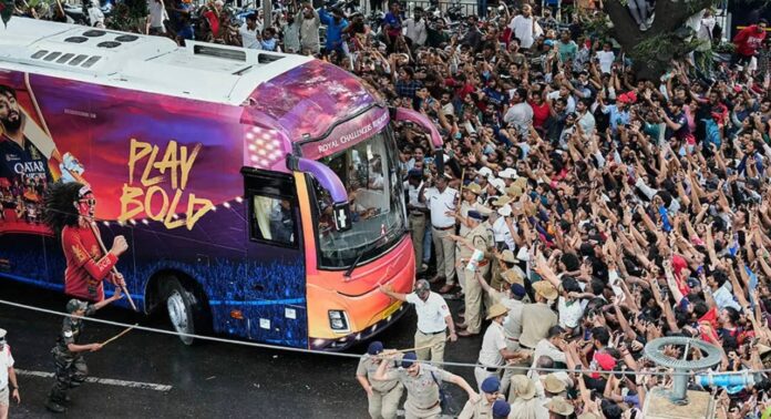 ഐ.പി.എൽ വിക്ടറി പരേഡിനിടെ നടന്ന ദുരന്തത്തിൽ മരിച്ചവർക്ക് ആദരവുമായി ആർ.സി.ബി ഐ.പി.എൽ വിക്ടറി പരേഡിനിടെ നടന്ന ദുരന്തത്തിൽ മരിച്ചവർക്ക് ആദരവുമായി ആർ.സി.ബി