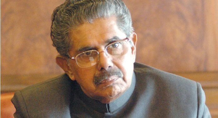 തെരഞ്ഞെടുപ്പിനു മുൻപേ വീട്ടിലോട്ട് സംവിധാനത്തിലൂടെ വോട്ടുചെയ്ത് മുന് കേന്ദ്രമന്ത്രി വയലാര് രവി തെരഞ്ഞെടുപ്പിനു മുൻപേ വീട്ടിലോട്ട് സംവിധാനത്തിലൂടെ വോട്ടുചെയ്ത് മുന് കേന്ദ്രമന്ത്രി വയലാര് രവി