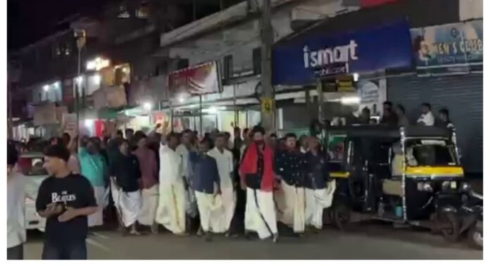 വടകരയിൽ ബോംബേറു കേസിൽ ജാമ്യത്തിൽ ഇറങ്ങിയ പ്രതികൾക്ക് സിപിഎമ്മിന്റെയും ഡിവൈഎഫ്ഐയുടെയും സ്വീകരണം വടകരയിൽ ബോംബേറു കേസിൽ ജാമ്യത്തിൽ ഇറങ്ങിയ പ്രതികൾക്ക് സിപിഎമ്മിന്റെയും ഡിവൈഎഫ്ഐയുടെയും സ്വീകരണം